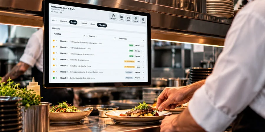 Pantalla de cocina de camareroGO con las comandas por puestos